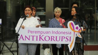 Sejumlah aktivis Perempuan Indonesia Antikorupsi (PIA) melakukan unjuk rasa damai di halaman Gedung KPK, Jakarta, Selasa (15/10). [Suara.com/Arya Manggala]
