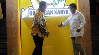 Ketua Umum Partai Golkar Airlangga Hartarto saat melakukan pertemuan dengan Ketua Umum Partai Gerindra Prabowo Subianto di Kantor DPP Partai Golkar, Jakarta, Selasa (15/10). [Suara.com/Arya Manggala]