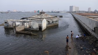 

Masjid Wall Adhuna yang tergenang rob di Muara Baru, Jakarta, Selasa (7/6). [Suara.com/Angga Budhiyanto]