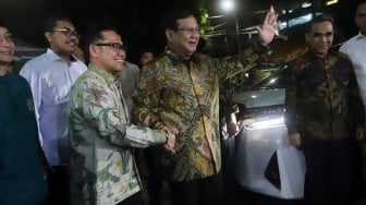 Ketua Umum PKB Muhaimin Iskandar dan Ketua Umum Partai Gerindra Prabowo Subianto saat melakukan pertemuan di Kantor DPP PKB, Jakarta, Senin (14/10).  [Suara.com/Arya Manggala]