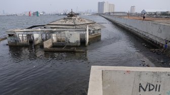 Masjid Wall Adhuna yang tergenang rob di Muara Baru, Jakarta, Selasa (7/6). [Suara.com/Angga Budhiyanto]