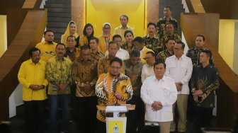 Ketua Umum Partai Golkar Airlangga Hartarto saat melakukan pertemuan dengan Ketua Umum Partai Gerindra Prabowo Subianto di Kantor DPP Partai Golkar, Jakarta, Selasa (15/10). [Suara.com/Arya Manggala]