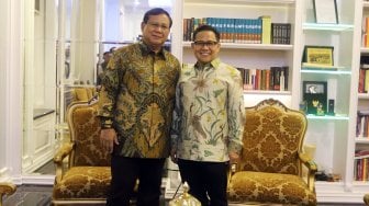 Ketua Umum PKB Muhaimin Iskandar dan Ketua Umum Partai Gerindra Prabowo Subianto saat melakukan pertemuan di Kantor DPP PKB, Jakarta, Senin (14/10).  [Suara.com/Arya Manggala]