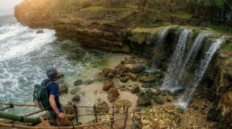 Uniknya, Pantai di Yogyakarta Ini Punya Air Terjun yang Menghadap ke Laut