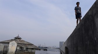 Masjid Wall Adhuna yang tergenang rob di Muara Baru, Jakarta, Selasa (7/6). [Suara.com/Angga Budhiyanto]