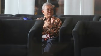 Sekretaris Jenderal Kementerian Kelautan dan Perikanan (KKP) Nilanto Perbowo bersiap menjalani pemeriksaan di Gedung KPK, Jakarta, Selasa (15/10).[Suara.com/Arya Manggala]