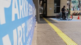 Suasana area parkir sepeda di Stasiun MRT Cipete Raya, Jakarta Selatan, Selasa (15/10). [Suara.com/Angga Budhiyanto]