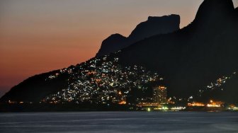 Pantai Ipanema jelang malam. (Wikimedia Commons Chensiyuan)