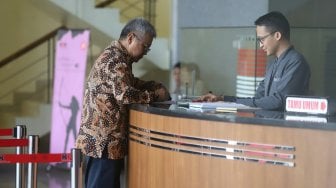 Sekretaris Jenderal Kementerian Kelautan dan Perikanan (KKP) Nilanto Perbowo bersiap menjalani pemeriksaan di Gedung KPK, Jakarta, Selasa (15/10).[Suara.com/Arya Manggala]