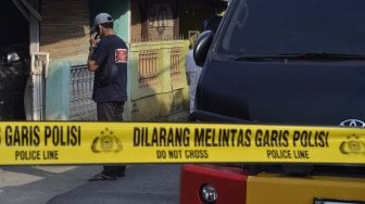 Penggeledahan rumah milik orang tua salah satu terduga teroris di Bandar Lampung, Lampung, Selasa (15/10).  [ANTARA FOTO/Ardiansyah]