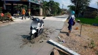 Nekat Terjang Jalur Beton Basah, Aksi Pemotor Ini Bikin Geregetan