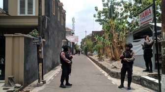 Densus Geledah Rumah di Sukoharjo, Buku Jihad Hingga Pamflet Tagut Disita