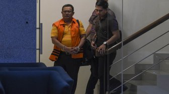 Bupati Indramayu Supendi mengenakan rompi tahanan usai menjalani pemeriksaan di gedung KPK Jakarta, Rabu (16/10). [ANTARA FOTO/Nova Wahyudi]
