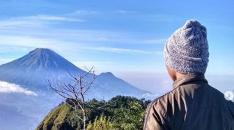 Melihat Telaga Warna dari Ketinggian Lewat Gunung Pakuwaja di Wonosobo