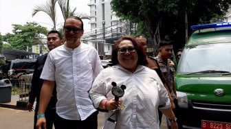 Hakim Tunda Sidang Hingga Minggu Depan, Wajah Nunung Berubah Sedih