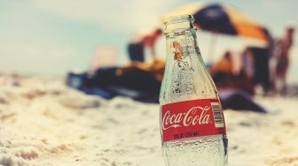 Ngakak! Disangka Soda Asli, Pas Diminum Ternyata Isi Botol Ini Cuka Pempek