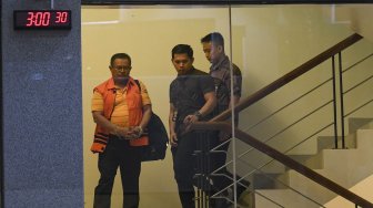 Bupati Indramayu Supendi mengenakan rompi tahanan usai menjalani pemeriksaan di gedung KPK Jakarta, Rabu (16/10). [ANTARA FOTO/Nova Wahyudi]
