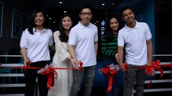 CEO KOKALI, Albert Sulistyo, Co-Owner KOKALI, Raffi Ahmad dan Direktur Pengembangan Produk KOKALI, Elsheca Herrera saat Grand Launching KOKALI di Lippo Mall Puri, Jakarta Barat, Rabu (16/10). [Suara.com/Angga Budhiyanto]
