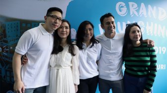 CEO KOKALI, Albert Sulistyo, Co-Owner KOKALI, Raffi Ahmad dan Direktur Pengembangan Produk KOKALI, Elsheca Herrera saat Grand Launching KOKALI di Lippo Mall Puri, Jakarta Barat, Rabu (16/10). [Suara.com/Angga Budhiyanto] 