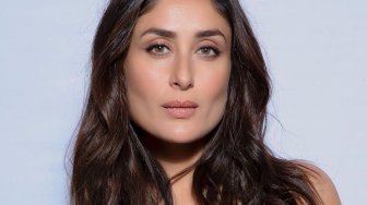 Kareena Kapoor Unggah Foto Berbikini di Pantai Bareng Suami dan Anak