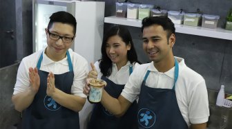 CEO KOKALI, Albert Sulistyo, Co-Owner KOKALI, Raffi Ahmad dan Direktur Pengembangan Produk KOKALI, Elsheca Herrera saat Grand Launching KOKALI di Lippo Mall Puri, Jakarta Barat, Rabu (16/10).  [Suara.com/Angga Budhiyanto]