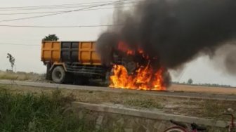 Amuk Massa di Jalan Raya Tonjong-Pamengkang Serang, Dump Truk Dibakar