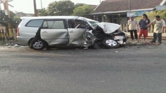 Mobil Vs Truk di Tulungagung, 4 Orang Luka-Luka