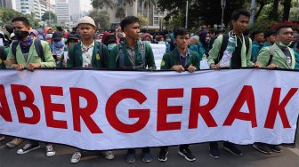 Badan Eksekutif Mahasiswa Seluruh Indonesia (BEM SI) menggelar aksi unjuk rasa di Jalan Merdeka Barat, Jakarta, Kamis (17/10).  [Suara.com/Angga Budhiyanto]