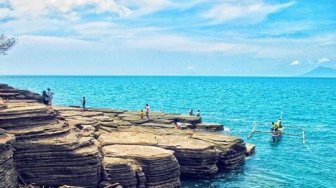 Keren, Pantai di Lampung Ini Suguhkan Panorama Unik Batu Berlapis