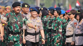 Panglima TNI Marsekal TNI Hadi Tjahjanto didampingi Kapolri Jenderal Pol Tito Karnavian meninjau personil gabungan saat Apel Gelar Pasukan Pengamanan Pelantikan Presiden dan Wakil Presiden periode 2019-2024 di Lapangan Silang Monas, Jakarta, Kamis (17/10). [Suara.com/Arya Manggala]