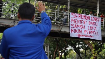 Badan Eksekutif Mahasiswa Seluruh Indonesia (BEM SI) menggelar aksi unjuk rasa di Jalan Merdeka Barat, Jakarta, Kamis (17/10).  [Suara.com/Angga Budhiyanto]