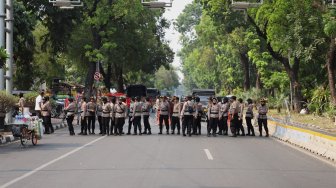 Suasana penutupan Jalan Medan Merdeka Barat, Jakarta, Kamis (17/10). [Suara.com/Angga Budhiyanto]
