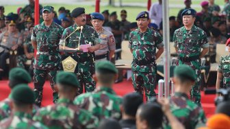 Panglima TNI Marsekal TNI Hadi Tjahjanto memberikan sambutan saat Apel Gelar Pasukan Pengamanan Pelantikan Presiden dan Wakil Presiden periode 2019-2024 di Lapangan Silang Monas, Jakarta, Kamis (17/10). [Suara.com/Arya Manggala]