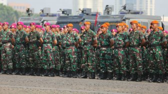 Anggota Polri Dan TNI mengikuti Apel Gelar Pasukan Pengamanan Pelantikan Presiden dan Wakil Presiden periode 2019-2024 di Lapangan Silang Monas, Jakarta, Kamis (17/10). [Suara.com/Arya Manggala]