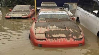 Terendam Banjir Berlumpur, Kondisi Mobil Sporty Ini Bikin Nyesek
