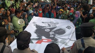 Serahkan Poster Tikus Berdasi, Mahasiswi ke Polwan: Terima Saja, Gak Haram