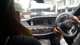 Jajal Naiki Mobil Mercedes Benz S 450 L untuk Tamu Negara