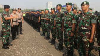 Panglima TNI Marsekal TNI Hadi Tjahjanto didampingi Kapolri Jenderal Pol Tito Karnavian meninjau personil gabungan saat Apel Gelar Pasukan Pengamanan Pelantikan Presiden dan Wakil Presiden periode 2019-2024 di Lapangan Silang Monas, Jakarta, Kamis (17/10). [Suara.com/Arya Manggala]