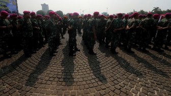 Anggota Polri Dan TNI mengikuti Apel Gelar Pasukan Pengamanan Pelantikan Presiden dan Wakil Presiden periode 2019-2024 di Lapangan Silang Monas, Jakarta, Kamis (17/10). [Suara.com/Arya Manggala]