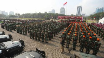 Anggota Polri Dan TNI mengikuti Apel Gelar Pasukan Pengamanan Pelantikan Presiden dan Wakil Presiden periode 2019-2024 di Lapangan Silang Monas, Jakarta, Kamis (17/10). [Suara.com/Arya Manggala]