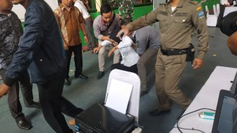 Calon Kades Mendadak Bertingkah seperti Kerasukan Setan 