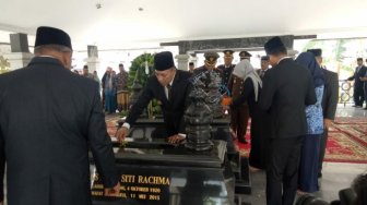 HUT Provinsi Jawa Timur Ke 74 Ziarah Kemakam Mantan Gubernur