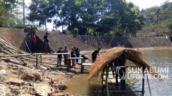 Puluhan Pemuda Percantik Destinasi Wisata Hanjeli Waluran Mandiri Sukabumi