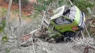 Truk Angkut Semen Masuk Jurang di Jampang Kulon Sukabumi