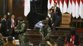 Pasukan Pengamanan Presiden melakukan simulasi pengamanan pelantikan Presiden dan Wakil Presiden di Kompleks Parlemen, Jakarta, Jumat (18/10). [Suara.com/Arya Manggala]