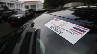 Mobil delegasi tamu negara untuk acara pelantikan Presiden Joko Widodo dan Wakil Presiden Ma'ruf Amin terparkir di halaman Komplek Istana Kepresidenan, Jakarta, Jumat (18/10). [ANTARA FOTO/Akbar Nugroho Gumay]