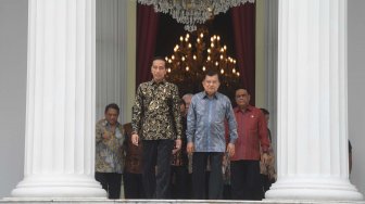 Presiden Joko Widodo (kiri) bersama Wakil Presiden Jusuf Kalla (kanan) bersiap untuk berfoto bersama sebelum acara silaturahmi kabinet kerja di Istana Merdeka, Jakarta, Jumat (18/10). [FOTO/Akbar Nugroho Gumay]
