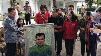 Wartawan Istana Wapres Beri Hadiah Lukisan, JK: Terima Kasih