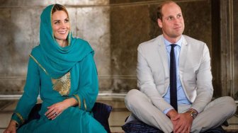 Kunjungi Masjid di Pakistan, Kate Middleton Tampil Anggun Berkerudung