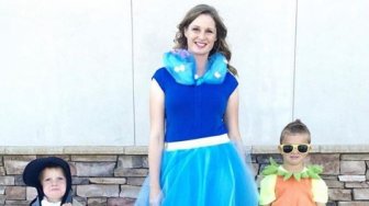 Jemput Anak usai Sekolah, Ibu Ini Berganti Kostum Halloween Setiap Hari